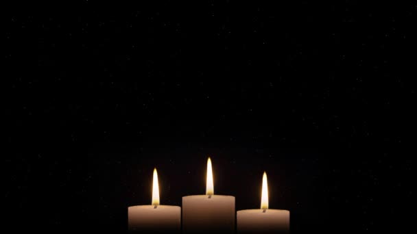 蜡烛在夜晚燃烧 白色蜡烛在黑暗中燃烧 前景十分光明 复制空间动画 圣诞节和除夕夜靠近壁炉 生日快乐 — 图库视频影像