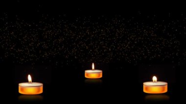 Yanan mumlar bulanık ışıklar. Geceleri bir sürü Noel mumu yanıyor. Soyut mum arkaplanı. Alevler parlıyor. dini ritüel, ruhani meditasyon, huzur dolu ruh cenaze töreni.