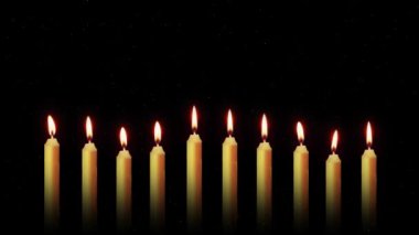 Mumlar Gece Yanar. Tek bir muma odaklanmış, karanlıkta yanan beyaz mumlar. Noel mumları gece yanıyor. Mum alevinin altın ışığı. Diwali kutlaması.