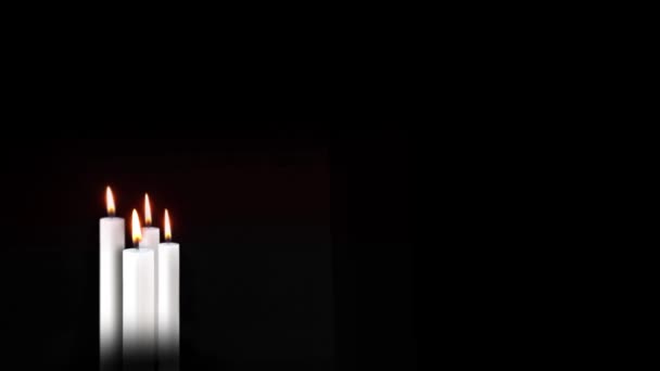 Kaarsen Branden Nachts Witte Kaarsen Branden Het Donker Met Focus — Stockvideo