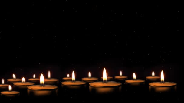 燃烧的蜡烛模糊了灯光 许多圣诞节的蜡烛都在夜里燃着 抽象的蜡烛背景 火焰闪耀 宗教仪式 精神静坐 和平精神丧礼 — 图库视频影像