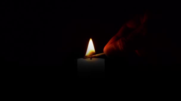 Горящая Свеча Огнями Рождественской Елки Боке Заднем Плане Мемориал Религиозная — стоковое видео