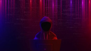 Siber güvenlik savunmasız hackerı kötü amaçlı yazılım kodluyor. Kapüşonlu bilgisayar siber güvenlik sunucusu metaverse veri koruması, internet ağı, iş mali veri siber saldırı şifrelemesi 4K 3D