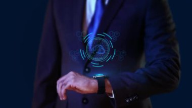 İş adamı sanal görüntü HUd Hologram Bilgisayar Yedekleme Siber Güvenlik Parmak izi Kimlik Şifreleme Teknolojisi. Bulut bilgisayar ağı güvenlik yeniliği. Veri sunucusu indir, yükle