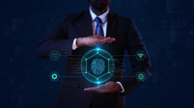 İş adamı sanal görüntü HUd Hologramı Sanal Sanal Güvenlik Şifrelenmiş Siber Güvenlik, asma kilit bilgileri, siber tehditler. Siber suç şebekesi saldırısı, sistem güvenliği. gizlilik fikri