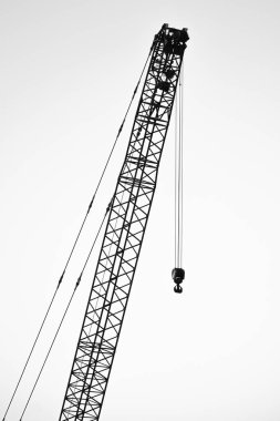 Yalnız bir vincin silueti.