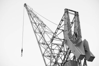 Liman vinci, siyah beyaz, ticari bir limanda bir sonraki teslimatı bekliyor..