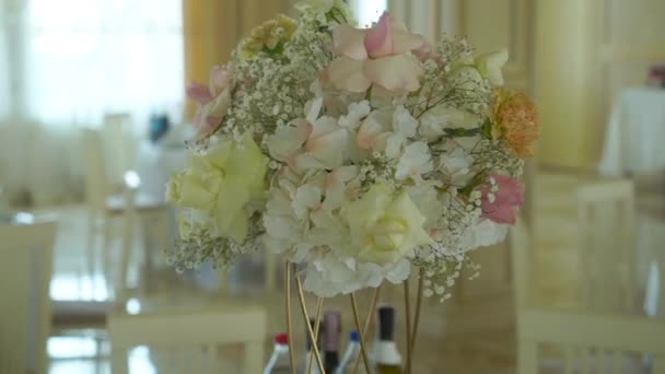 Güllü Çiçeklerin Güzel Düzenlemesi Düğündeki Çiçekçi Dekorasyonları Restorandaki Masanın Üzerinde — Stok video