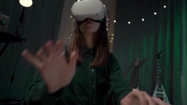 Karanlık odada VR gözlük kullanan genç kız, sanal gerçeklik metaevreleri, online alışveriş kavramı
