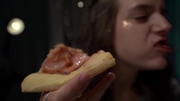 Europejska Zabawna Młoda Kobieta Chciwie Jedząc Smaczną Pizzę Fast Food — Wideo stockowe