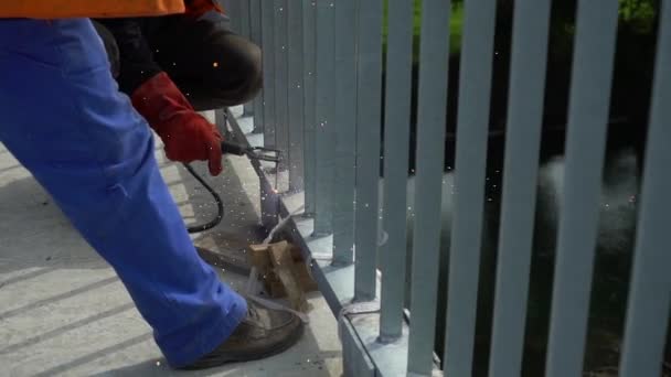 在桥上焊接的工作 专业工人在桥上焊接金属结构 — 图库视频影像