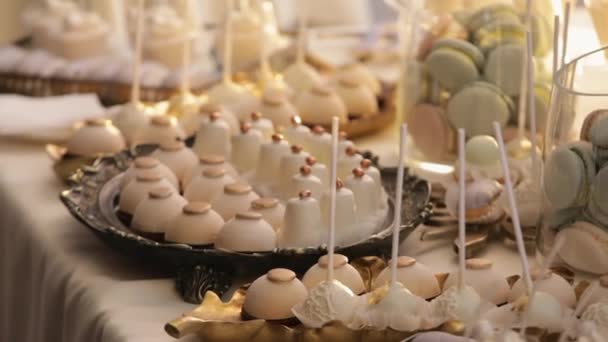 婚礼招待会上糖果酒吧的特写 餐厅里的甜餐桌 — 图库视频影像