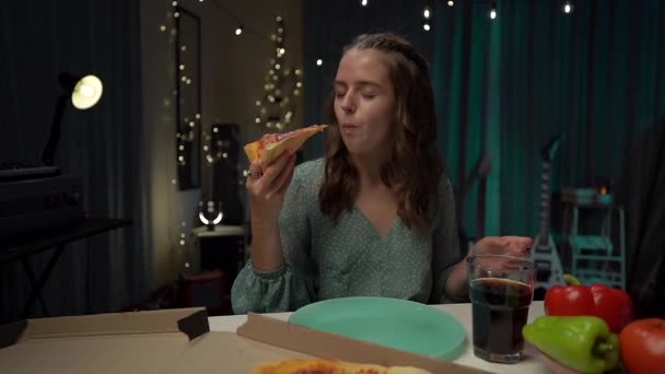 Europea Joven Mujer Codiciosamente Comer Pizza Sabrosa Adicción Comida Rápida — Vídeos de Stock
