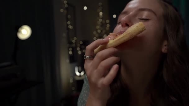 ヨーロッパの面白い若い女性が喜んでおいしいピザ ファーストフード中毒を食べる スローモーション — ストック動画