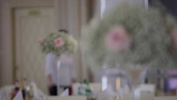 Des Fleurs Sont Sur Table Restaurant Décorations Mariage Arrangement Fleurs — Video