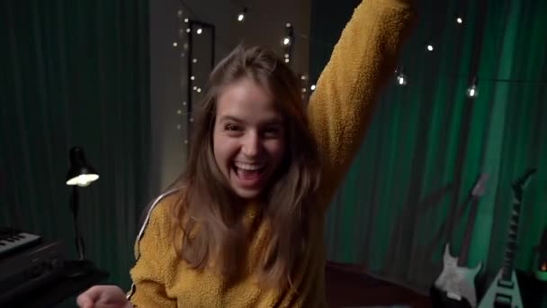 Duygusuz Kız Evdeki Sarı Kazaklı Cihazda Mutlu Kontrol Uygulaması Genç — Stok video