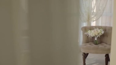 Buket düğün günü için hazır. Gelin Buketi sandalyenin üstünde. Bir Gülle Çiçek Düzenleme.