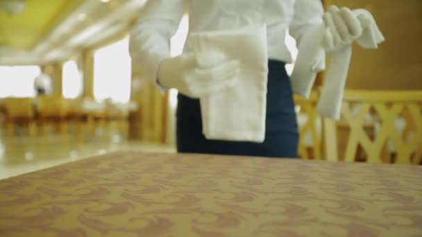 Guardanapos Brancos Estão Sendo Colocados Mesas Para Clientes Restaurante Empregada — Vídeo de Stock