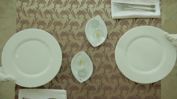 อปว วของจานส ขาวบนโต กงานรอ งโต ะในร านอาหาร องถ ายภาพจากด านบนของตารางการต — วีดีโอสต็อก