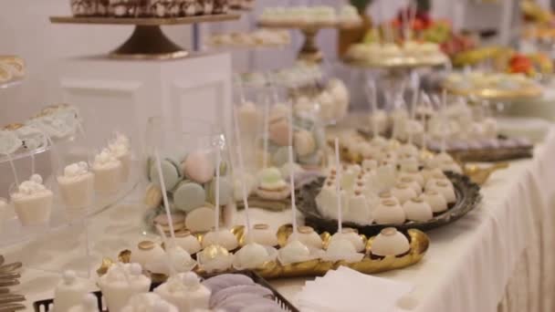 結婚式のレセプションでキャンディバー レストランで甘いテーブル お菓子の終わり — ストック動画