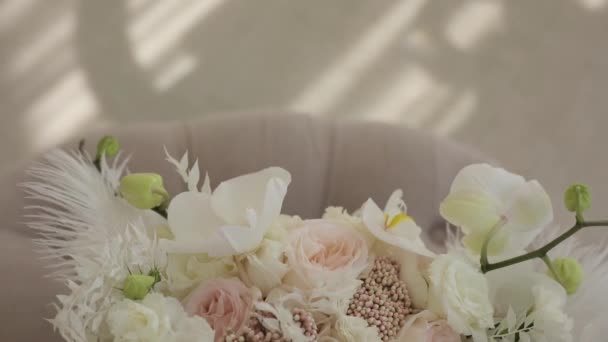 Närbild Brudbuketten Blommor Arrangemang Med Rosor — Stockvideo