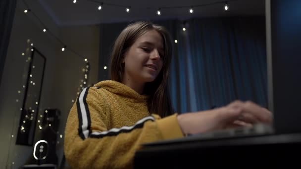 Porträtt Ung Flicka Pensiv Kvinna Glad Med Bärbar Dator Nätet — Stockvideo