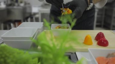 Şef, Mini Bell Peppers pişiriyor. Şef Sebzeleri Sağlıklı Yemek İçin Hazırlıyor. Renkli sebzelerle tahtayı kapat.
