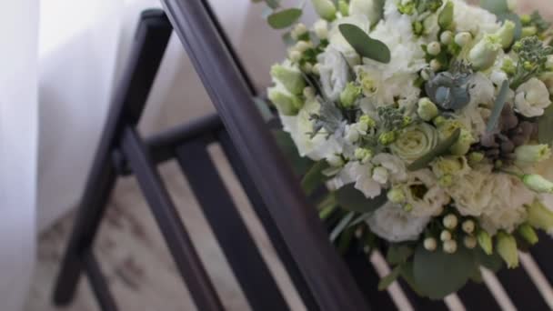 Γαμήλια Ανθοδέσμη Διαμονή Μια Καρέκλα Κλείσε Νυφικό Μπουκέτο Σύνθεση Λουλούδια — Αρχείο Βίντεο