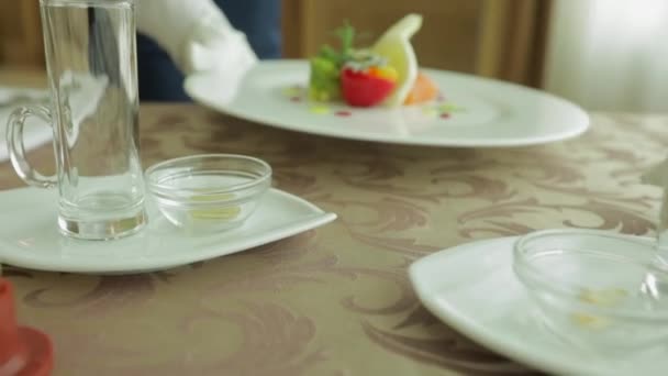 Cameriera Mette Cibo Dietetico Sul Tavolo Del Ristorante Pasto Salutare — Video Stock