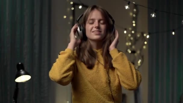 Chica Grandes Auriculares Suéter Amarillo Bailando Habitación — Vídeos de Stock