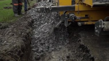 Yolda çalışan inşaatçılar. İşçi tugayı bir taş bırakıyor. Otoyol tamiri. Yol onarımı olan yeni bir yol inşaatı. Yol pateni pisti. Ağır teknik.