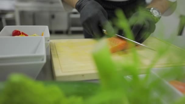 Šéf Krájí Rybí Filé Řezací Desce Nožem Šéfkuchař Vaří Čerstvého — Stock video