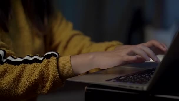 ラップトップ キーボード上のテキストのセットで動作します オフィスのキーボードに印刷された黄色のセーターを着た女性の手 — ストック動画