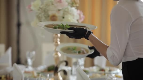 Servírka Připravuje Stůl Restauraci Během Svatebních Oslav — Stock video