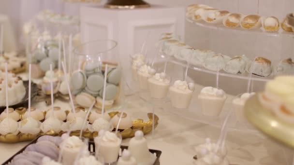 Sluiten Van Macarons Sweet Table Snoepreep Bij Receptie Van Het — Stockvideo
