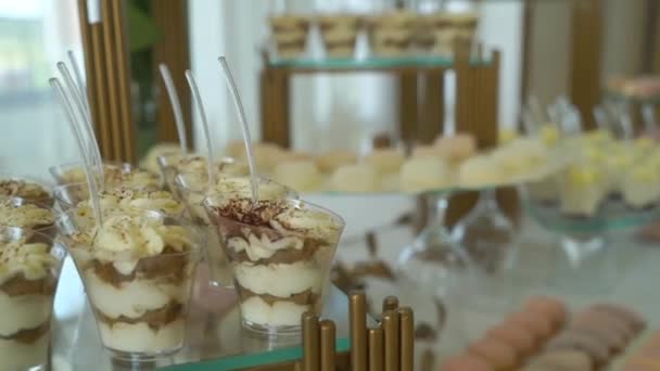 Feche Doces Mesa Candy Bar Cerimônia Casamento Restaurante — Vídeo de Stock