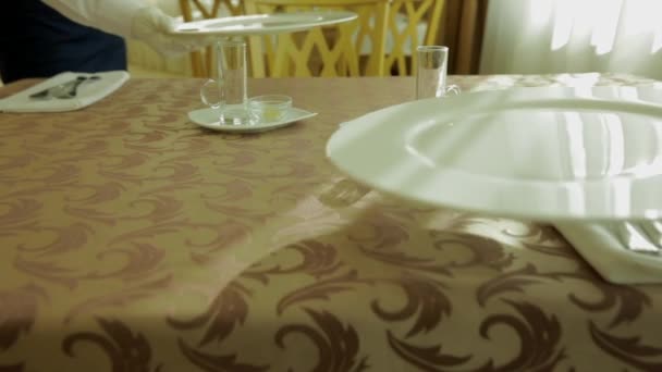 Офіціанти Розміщують Тарілки Столі Ресторані Співробітники Очікування Встановлюють Столи Ресторані — стокове відео