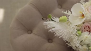 Düğün Buketi gelin için hazırlanmıştı. Gelin Buketi sandalyenin üstünde. Bir Gülle Çiçek Düzenlemesi Kapat.