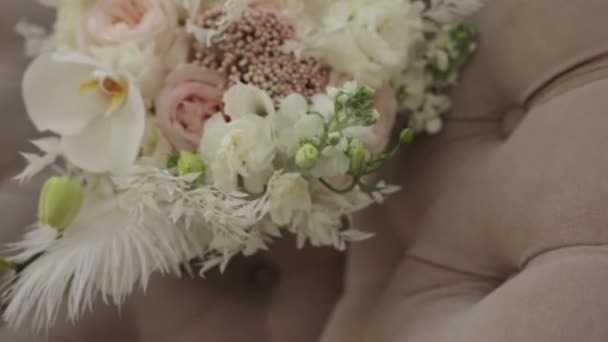 Brudbuketten Står Stolen Blommor Arrangemang Med Rosor — Stockvideo