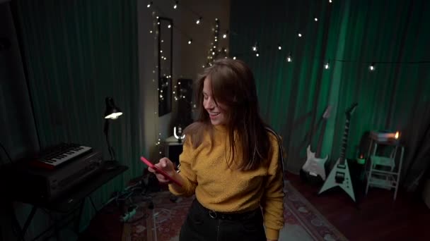 Дівчинка Щасливим Чеком App Device Yellow Sweater Home Молода Євфорична — стокове відео