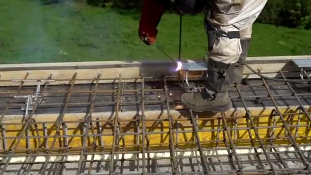 Prace Spawalnicze Moście Profesjonalny Pracownik Spawa Metalową Konstrukcję Moście — Wideo stockowe