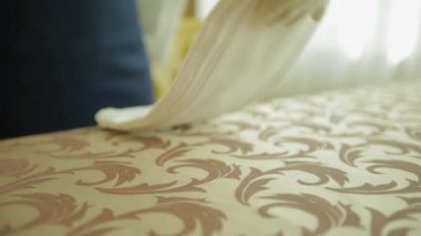 Restorandaki müşteriler için beyaz peçeteler masaya konuyor. Masaları süslemek için beyaz peçeteler kullanılır.