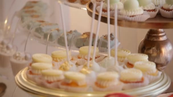 Közelkép Macaroons Édes Asztalon Candy Bar Esküvői Fogadáson — Stock videók