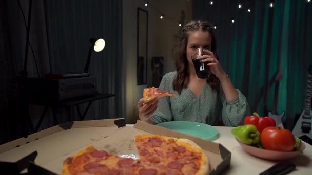 Jeune Femme Européenne Boit Cola Mangeant Une Pizza Savoureuse Une — Video
