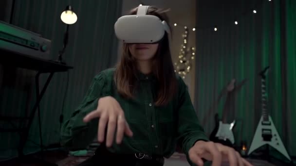 Junges Mädchen Mit Virtual Reality Headset Hause Klavier Spielend Frau — Stockvideo