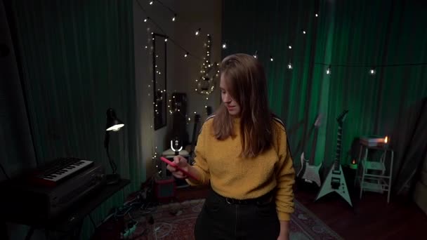 Emotion Girl Happy Check App Auf Dem Gerät Gelben Pullover — Stockvideo