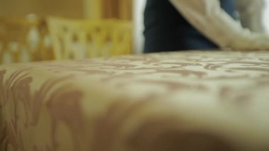 Restorandaki müşteriler için beyaz peçeteler masaya konuyor. Masaları süslemek için beyaz peçeteler kullanılır..