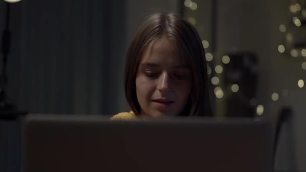 若い女の子の肖像画Pensiv女性幸せな使用ノートパソコンオンラインで自宅で 閉じる — ストック動画