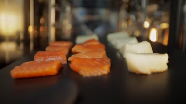 Rybí Filé Jde Pece Kuchař Připravuje Rybí Filé Pro Jídelny — Stock video