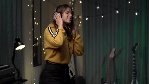 Chica Grandes Auriculares Suéter Amarillo Bailando Habitación — Vídeos de Stock